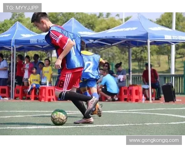 《从青训到巅峰：探析足球运动员成长历程与职业生涯发展》